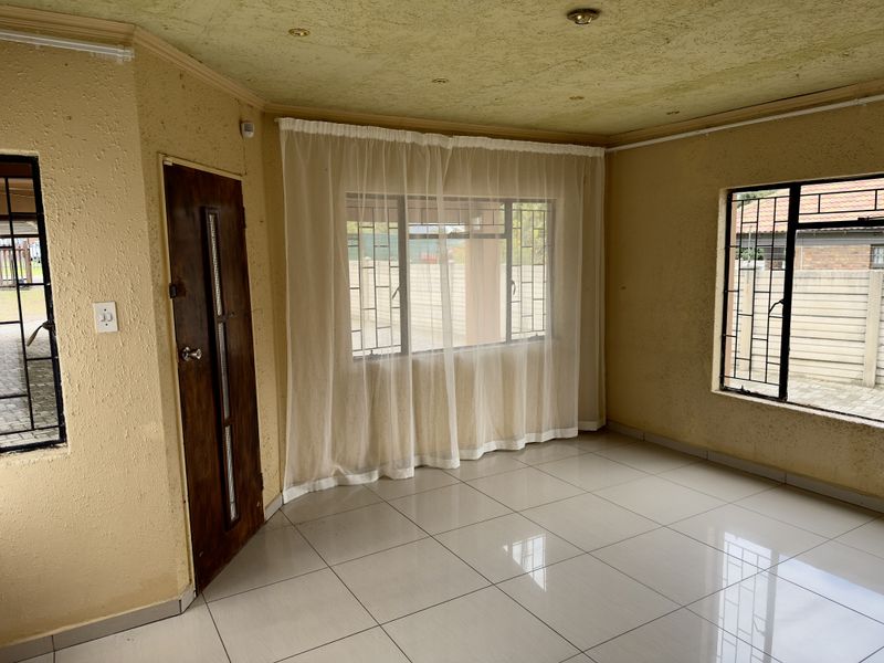 Spacious 3-Bedroom Home with Modern Security. - Photo 5