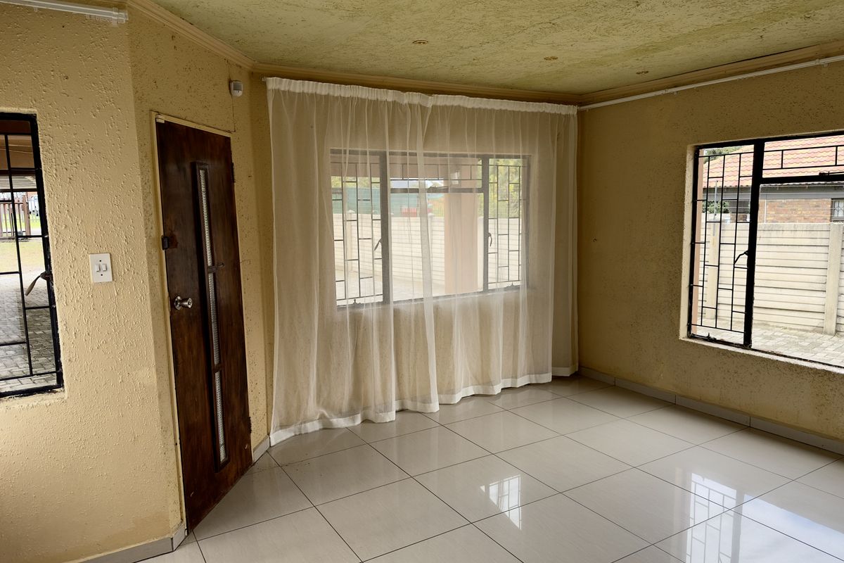 Spacious 3-Bedroom Home with Modern Security. - Photo 5