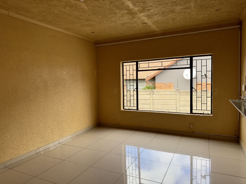 Spacious 3-Bedroom Home with Modern Security. - Photo 3