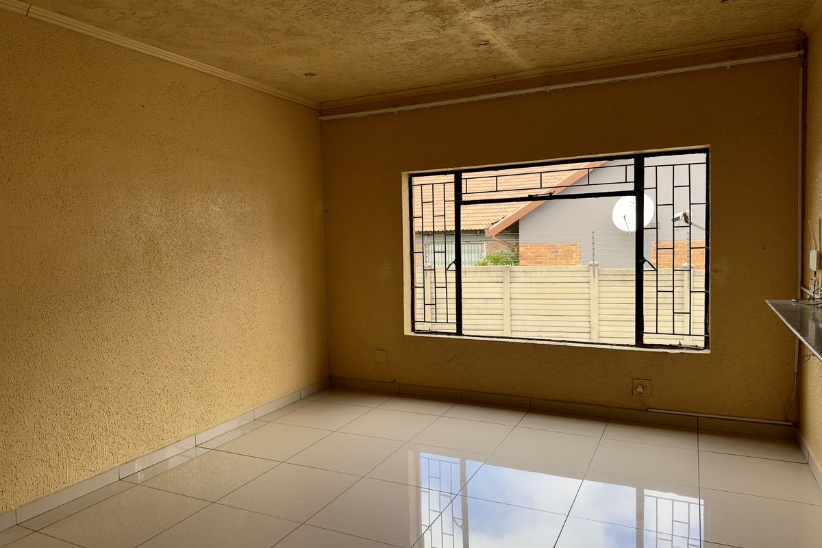 Spacious 3-Bedroom Home with Modern Security. - Photo 3