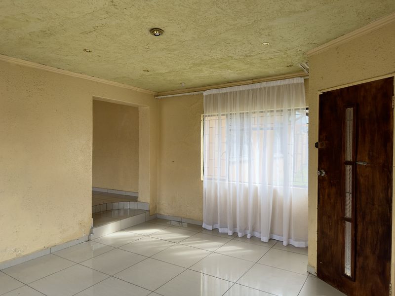 Spacious 3-Bedroom Home with Modern Security. - Photo 4