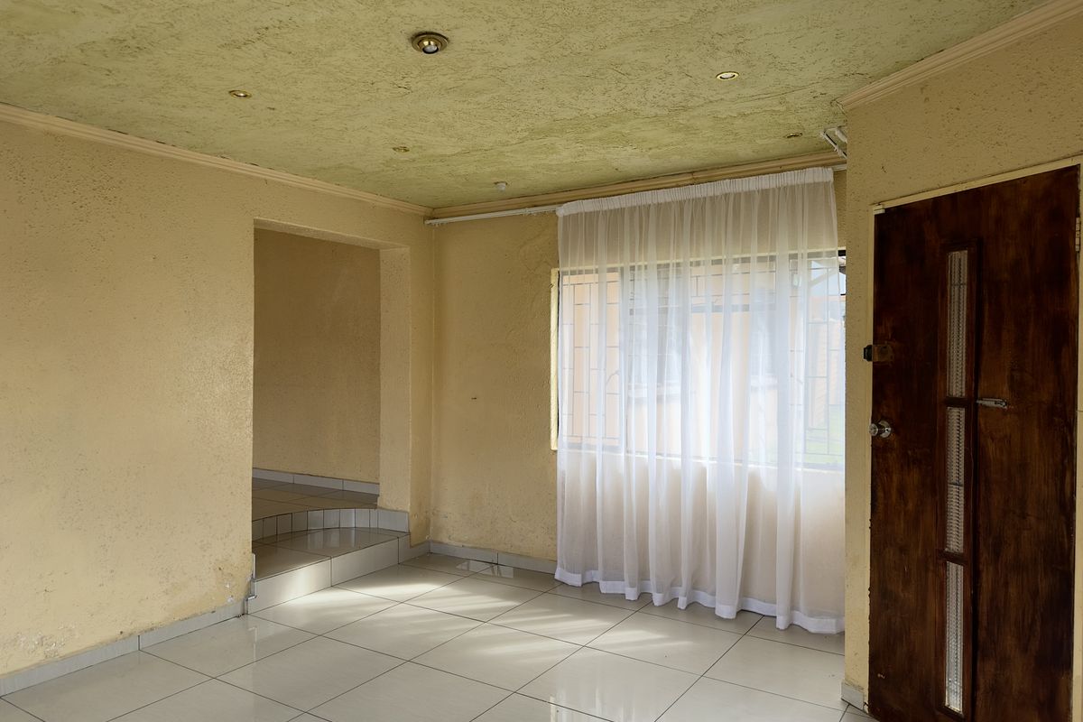 Spacious 3-Bedroom Home with Modern Security. - Photo 4