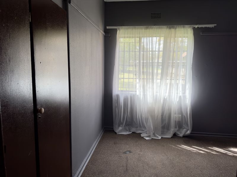 Spacious 3-Bedroom Home with Modern Security. - Photo 9