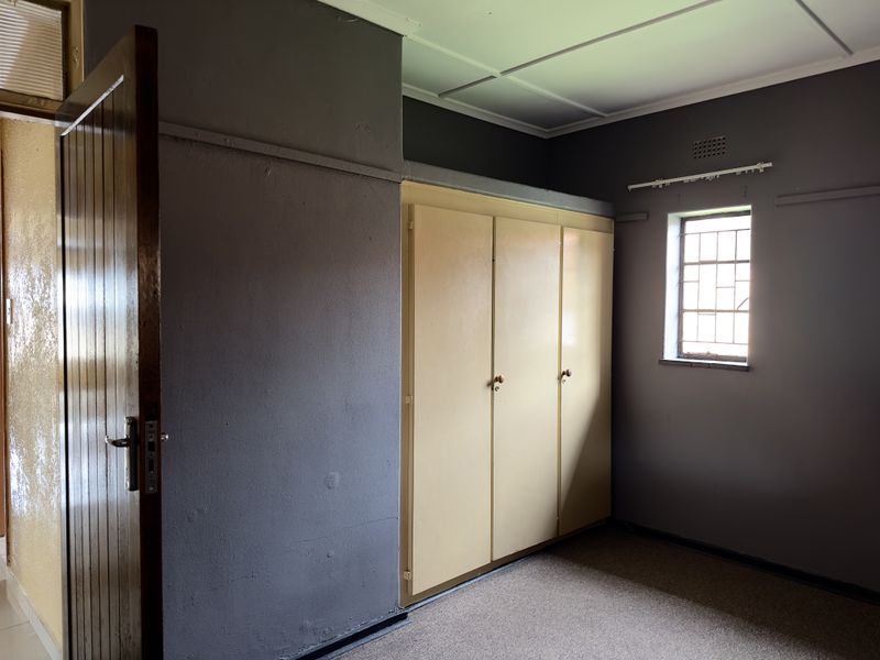Spacious 3-Bedroom Home with Modern Security. - Photo 8