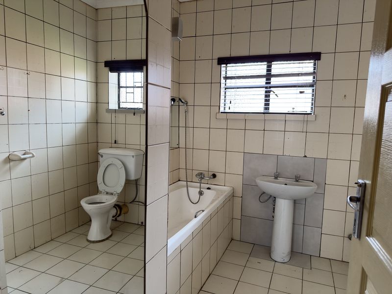 Spacious 3-Bedroom Home with Modern Security. - Photo 7