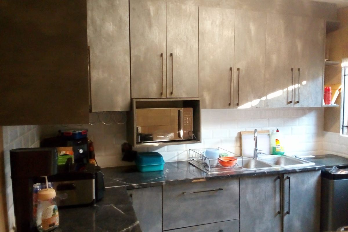 Spacious 3 bedroom apartment for sale in Rosettenville - Photo 4