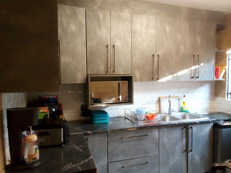 Spacious 3 bedroom apartment for sale in Rosettenville - Photo 4