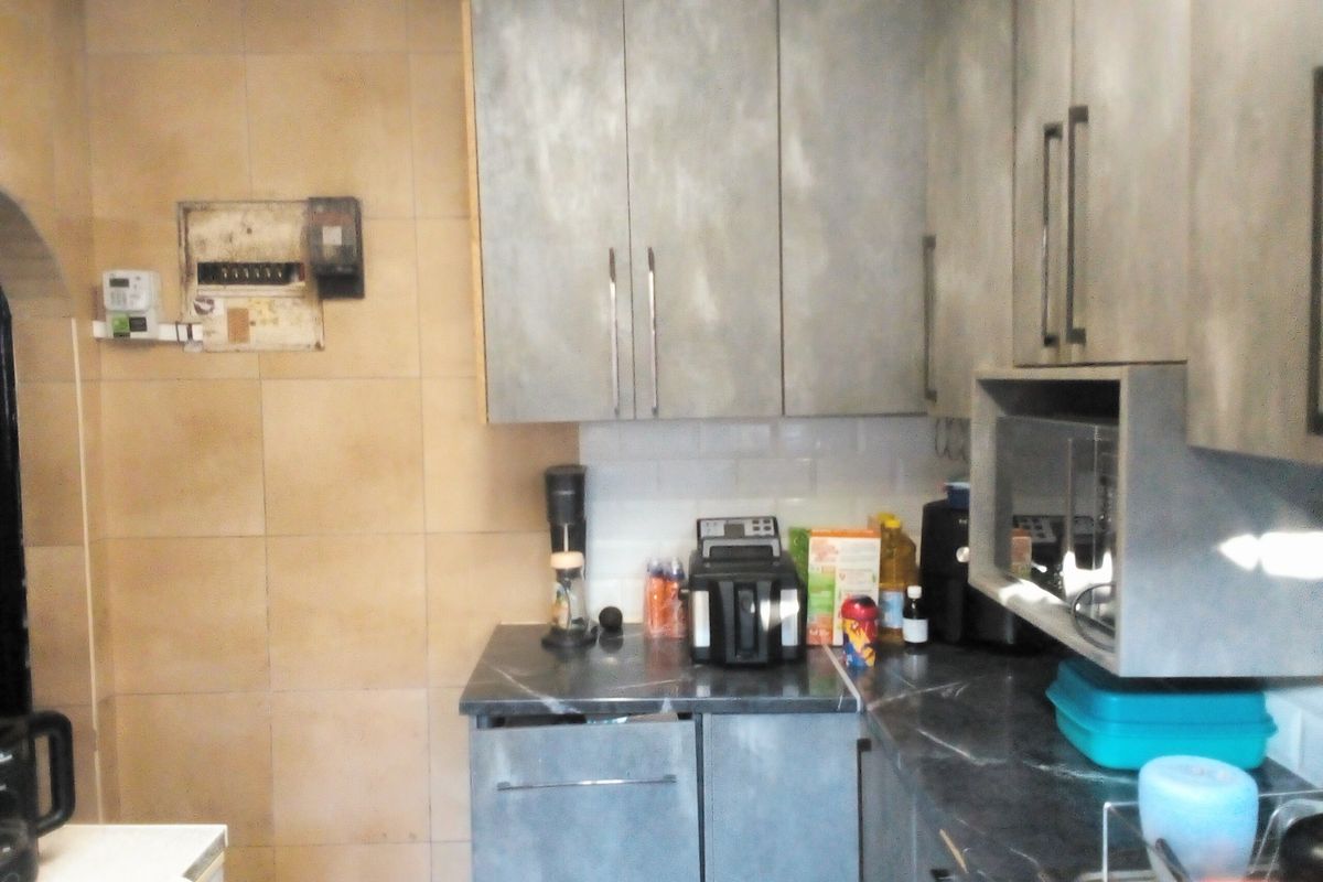 Spacious 3 bedroom apartment for sale in Rosettenville - Photo 5