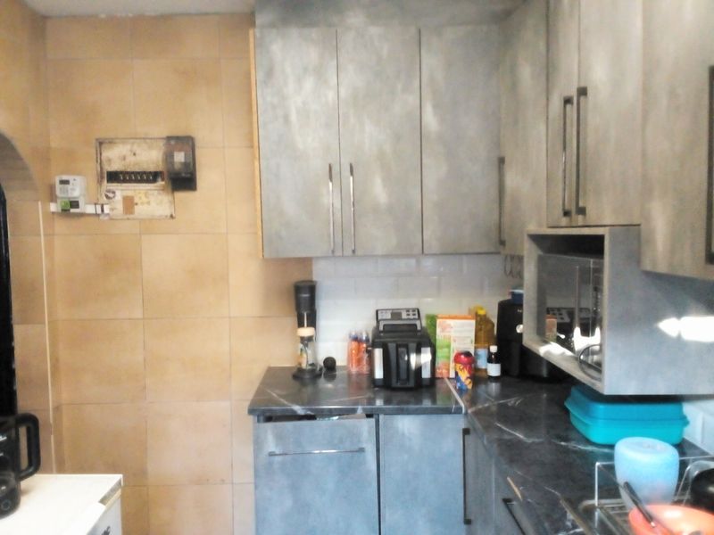 Spacious 3 bedroom apartment for sale in Rosettenville - Photo 5