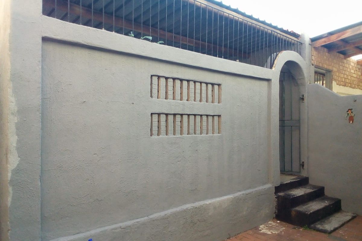 Spacious 3 bedroom apartment for sale in Rosettenville - Photo 3