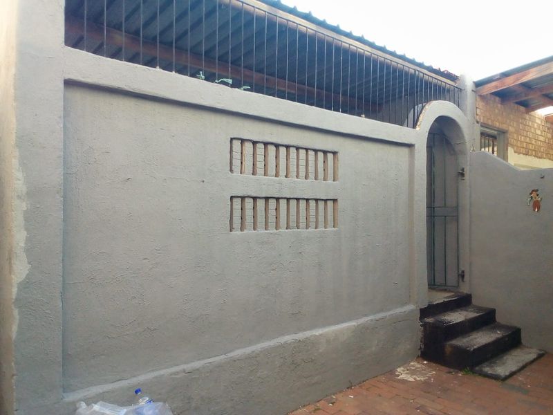 Spacious 3 bedroom apartment for sale in Rosettenville - Photo 3