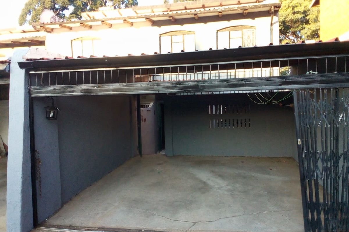 Spacious 3 bedroom apartment for sale in Rosettenville - Photo 2