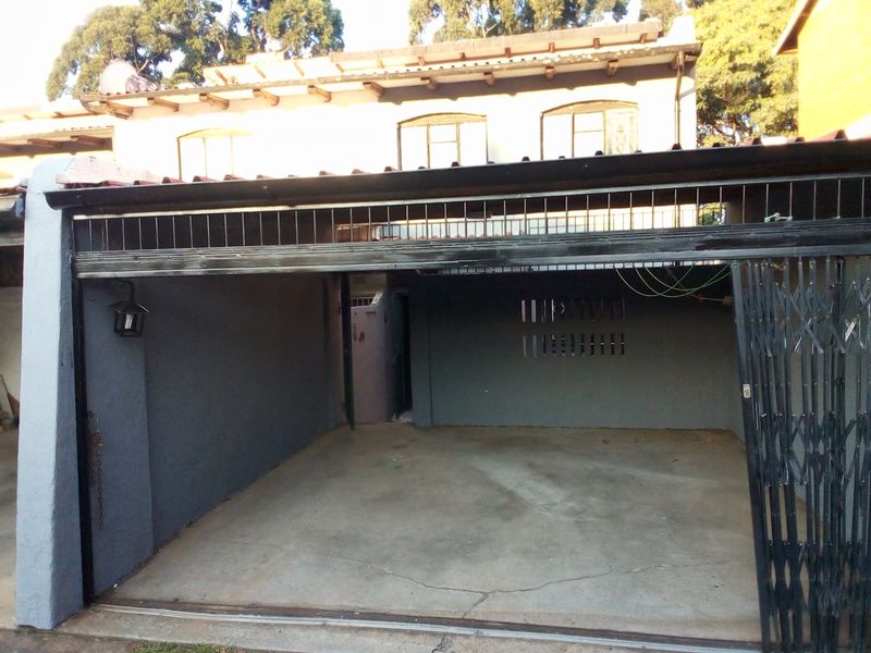 Spacious 3 bedroom apartment for sale in Rosettenville - Photo 2