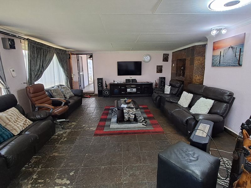 Step Up to Exceptional – Double-Story Luxury in Every Detail - Photo 7