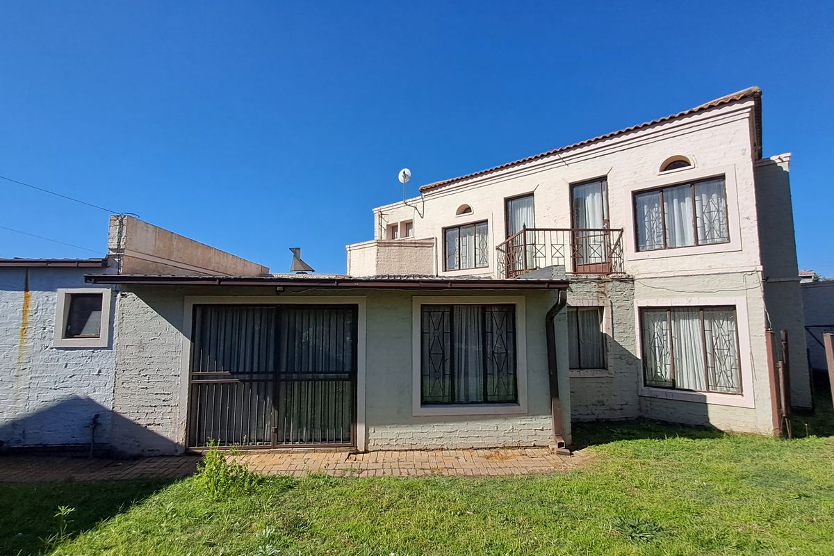 Step Up to Exceptional – Double-Story Luxury in Every Detail - Photo 2