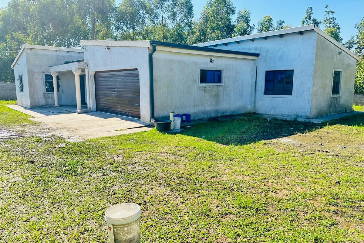 Modern 3 Bedroom Home With Spacious Yard - Photo 2