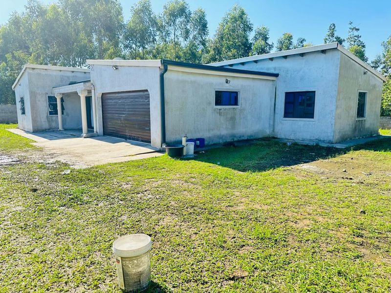 Modern 3 Bedroom Home With Spacious Yard - Photo 2