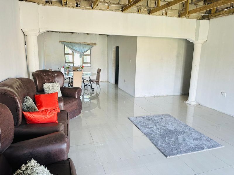 Modern 3 Bedroom Home With Spacious Yard - Photo 3