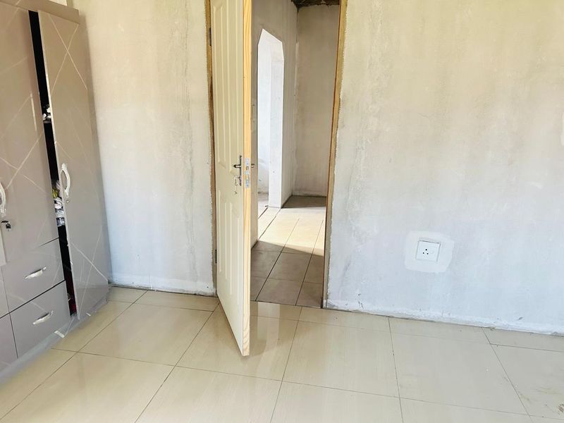 Modern 3 Bedroom Home With Spacious Yard - Photo 9