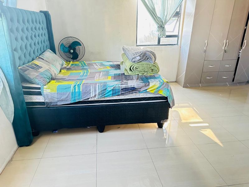 Modern 3 Bedroom Home With Spacious Yard - Photo 8