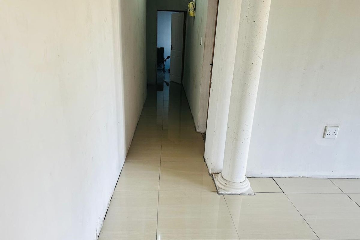 Modern 3 Bedroom Home With Spacious Yard - Photo 5