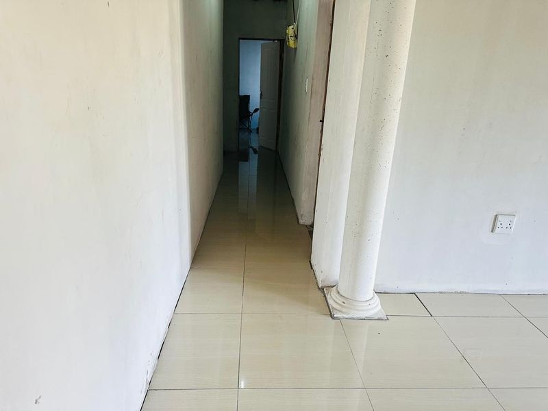 Modern 3 Bedroom Home With Spacious Yard - Photo 5