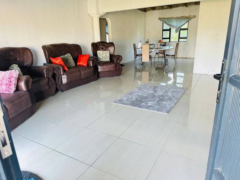 Modern 3 Bedroom Home With Spacious Yard - Photo 6