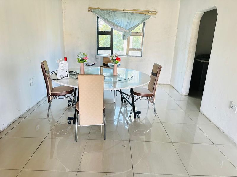 Modern 3 Bedroom Home With Spacious Yard - Photo 4