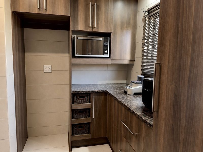 Modern Secunda Residence in Sought-After Neighbourhood. - Photo 8