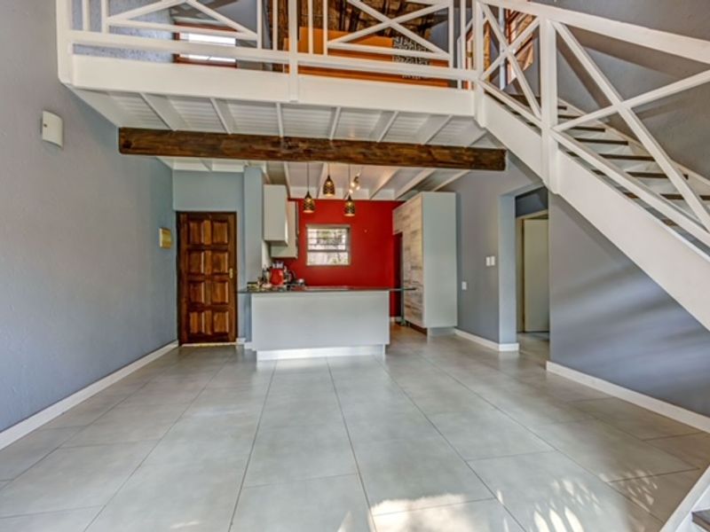 A MODERN 2 BEDROOM TOWNHOUSE!! - Photo 2