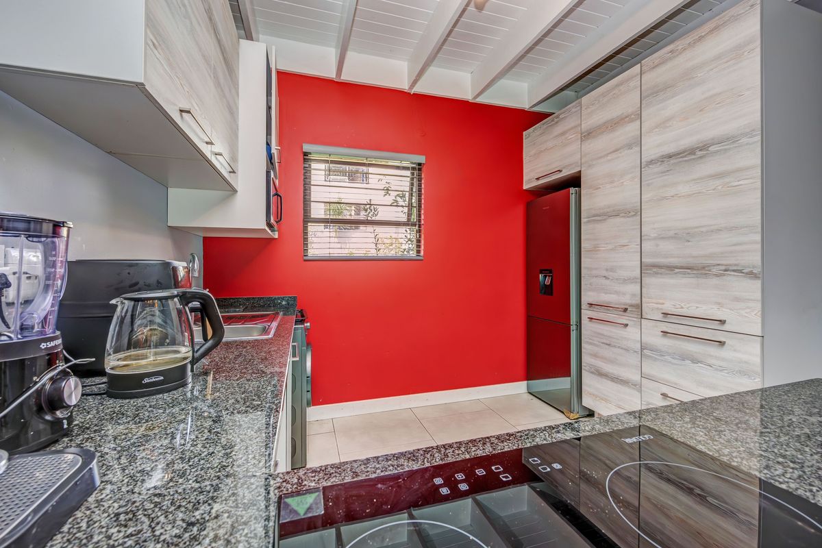 A MODERN 2 BEDROOM TOWNHOUSE!! - Photo 3
