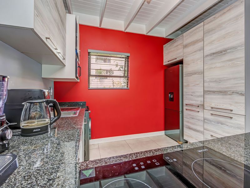 A MODERN 2 BEDROOM TOWNHOUSE!! - Photo 3