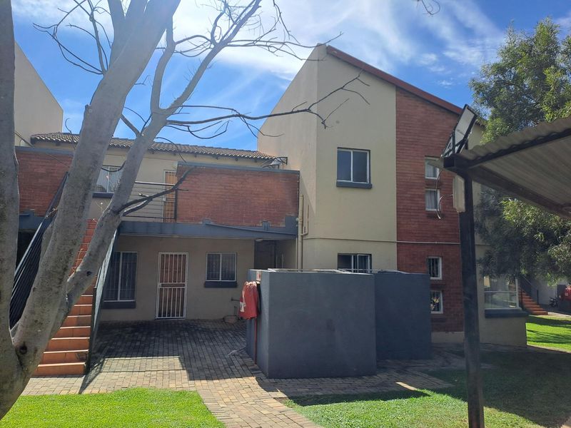 Spacious One Bedroom Apartment FOR SALE. Secure Complex located in Willowbrook next to Ruimsig - Photo 2