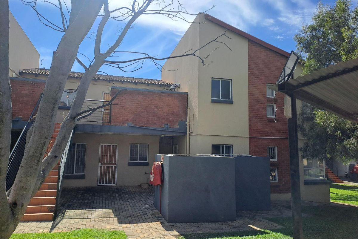 Spacious One Bedroom Apartment FOR SALE. Secure Complex located in Willowbrook next to Ruimsig - Photo 2