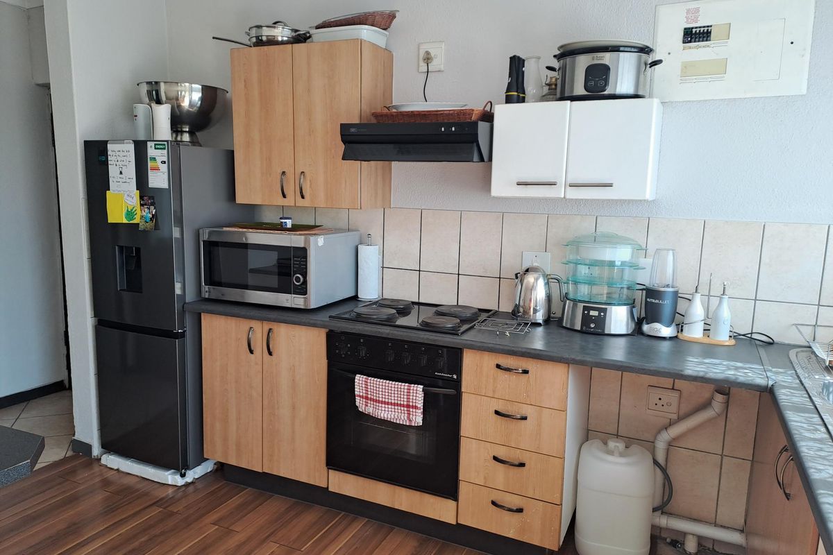 Spacious One Bedroom Apartment FOR SALE. Secure Complex located in Willowbrook next to Ruimsig - Photo 5