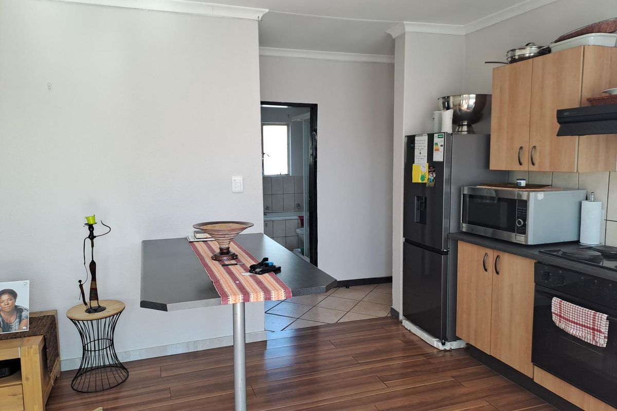 Spacious One Bedroom Apartment FOR SALE. Secure Complex located in Willowbrook next to Ruimsig - Photo 4