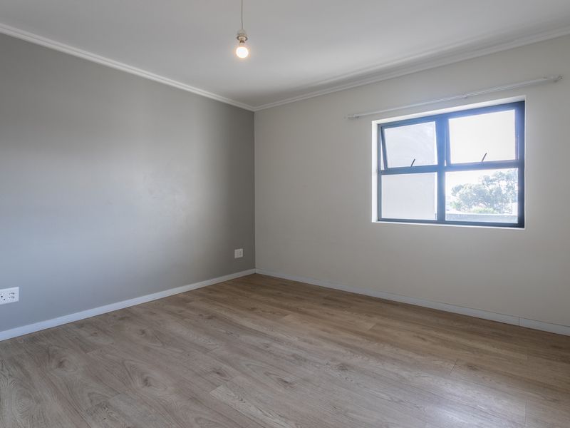 Modern Top Floor 1 Bedroom Apartment in Secure Table View Complex - Photo 10