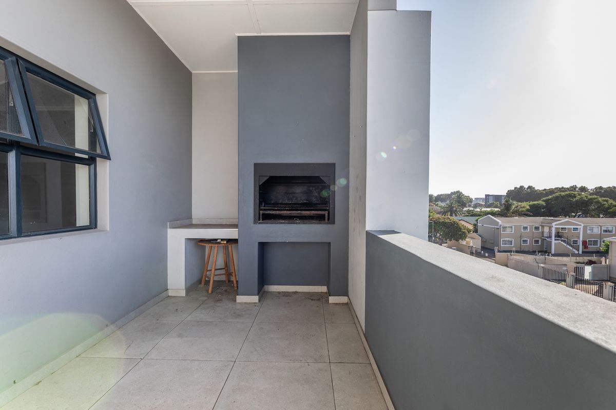 Modern Top Floor 1 Bedroom Apartment in Secure Table View Complex - Photo 4