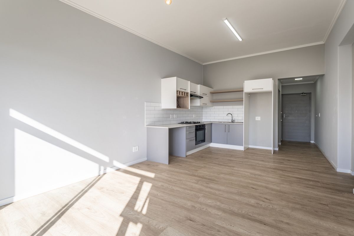 Modern Top Floor 1 Bedroom Apartment in Secure Table View Complex - Photo 2