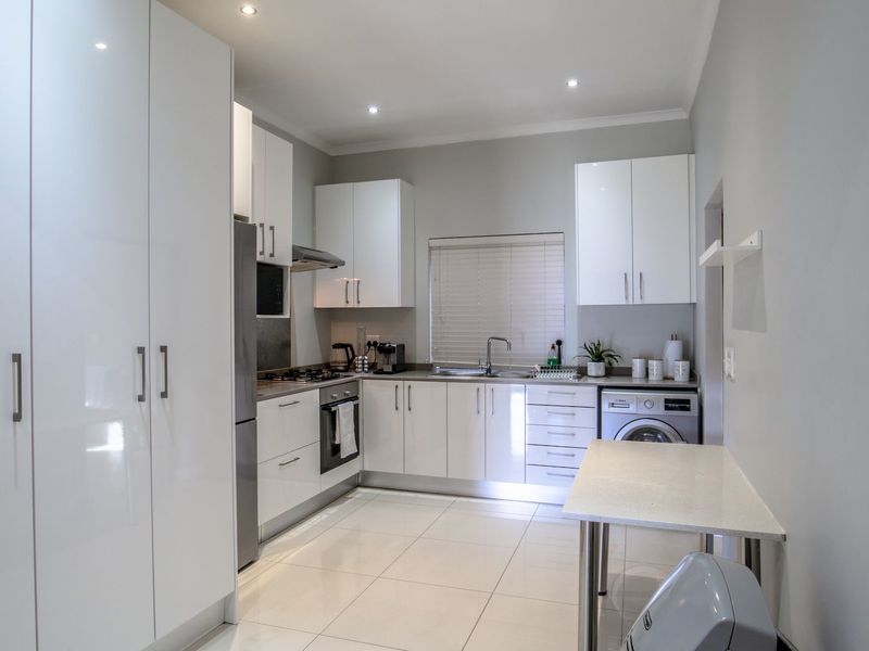 5 Bedr. Luxury Guest House with Separate 4 Bedr. House - Photo 9