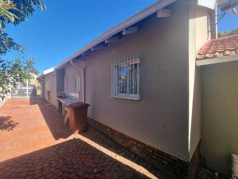 Spacious Four Bedroom two bathroom With Flatlet for Sale - Photo 3