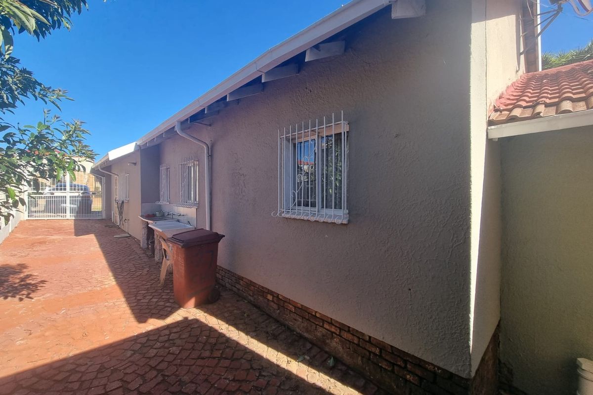 Spacious Four Bedroom two bathroom With Flatlet for Sale - Photo 3