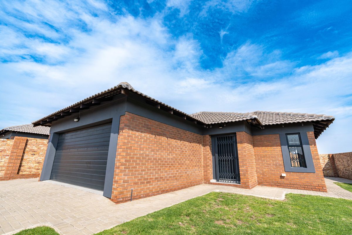Spacious and Secure Home Designed for Comfort - Photo 2