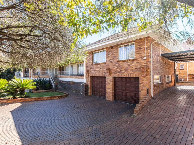 Warm Family Home in sought after Monument - Photo 1