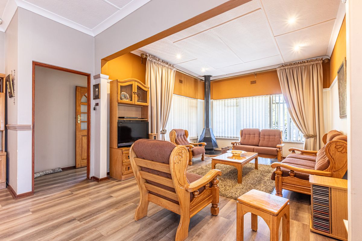 Warm Family Home in sought after Monument - Photo 5