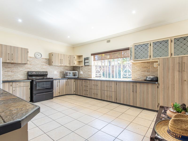 Warm Family Home in sought after Monument - Photo 8
