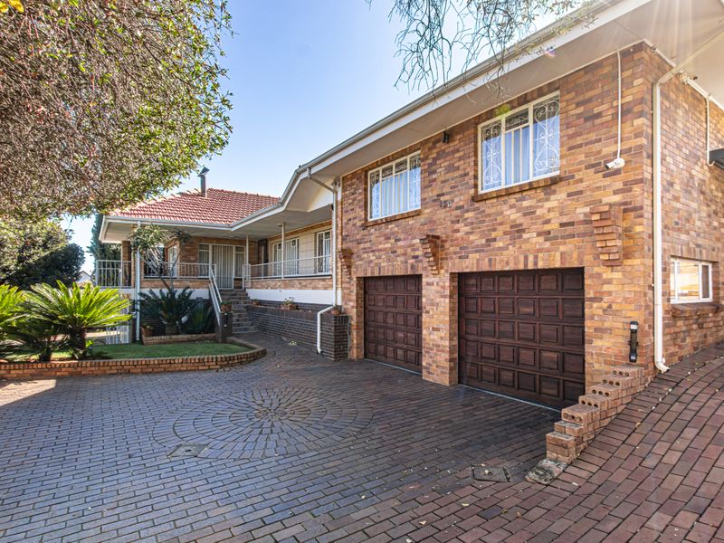 Warm Family Home in sought after Monument - Photo 2