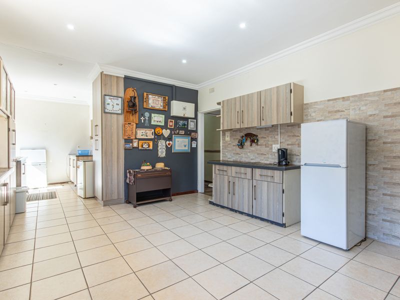 Warm Family Home in sought after Monument - Photo 10