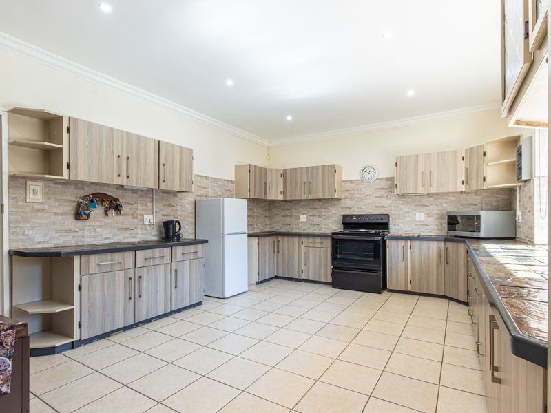Warm Family Home in sought after Monument - Photo 9