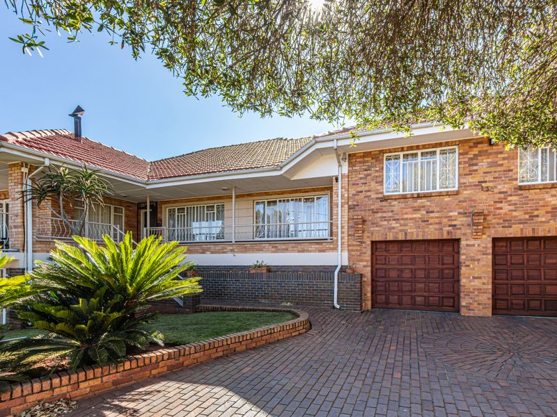Warm Family Home in sought after Monument - Photo 3